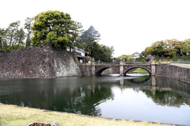 Tokyo, Japonya - 12 Nisan 2019: Seimon Ishibashi ana kapının taş köprüsü, Tokyo İmparatorluk Sarayı 'nın çift köprüsü