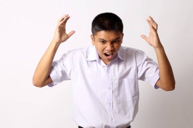 Beyaz arka plandaki genç Taylandlı öğrenci..