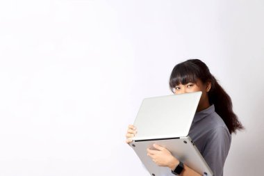 Beyaz arka planda poz veren Asyalı kadın..