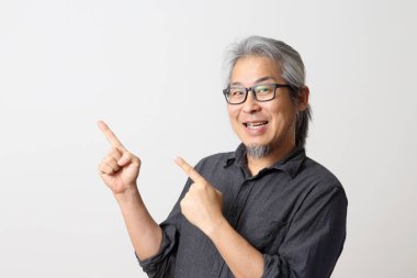 Beyaz arka plandaki yetişkin Asyalı adam..