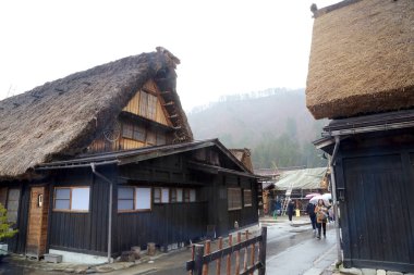 Shirakawa-go, Japonya - 10 Nisan 2019: Geleneksel ve tarihi Japon köyü Shirakawa-go Japonya 'nın Gifu şehrinde yer almaktadır..