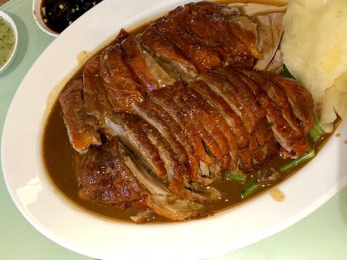 Kavrulmuş ördek fasulye sosuyla dolduruldu..