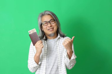 Yeşil arka plandaki Asyalı adam..