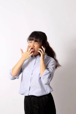 Beyaz arka planda poz veren Asyalı kadın..