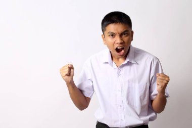 Beyaz arka plandaki genç Taylandlı öğrenci..