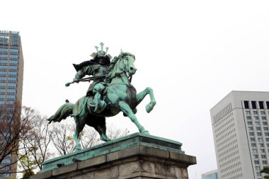 Tokyo, Japonya - 12 Nisan 2019: Tokyo İmparatorluk Sarayı 'nda Kusunoki Masashige Heykeli