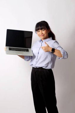 Beyaz arka planda poz veren Asyalı kadın..