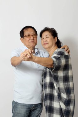 Beyaz arka plandaki yaşlı Asyalı çift..