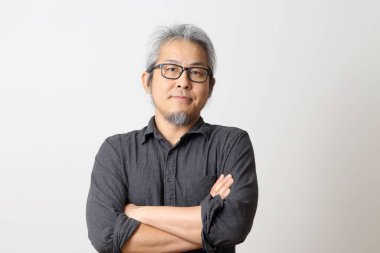 Beyaz arka plandaki yetişkin Asyalı adam..