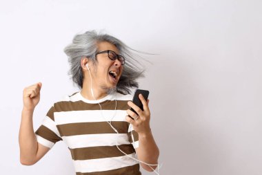 Beyaz arka planda duran kıdemli Asyalı adam..