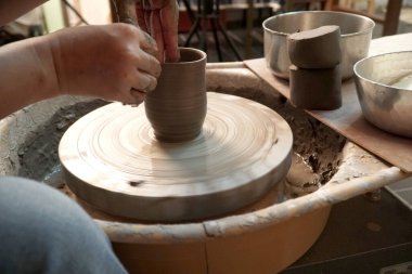 Asyalı kadın el işi tasarlıyor..