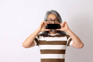 Beyaz arka planda duran kıdemli Asyalı adam..