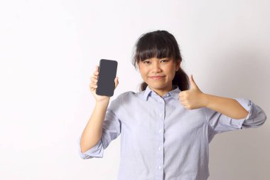 Beyaz arka planda poz veren Asyalı kadın..