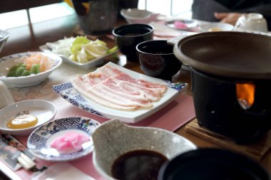 Taze malzemeyle servis edilen ızgara Japon pastırması..