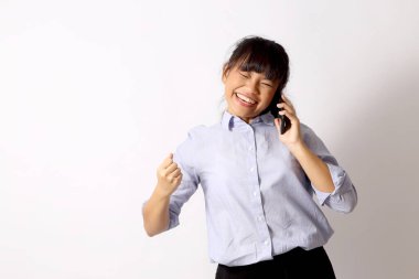 Beyaz arka planda poz veren Asyalı kadın..