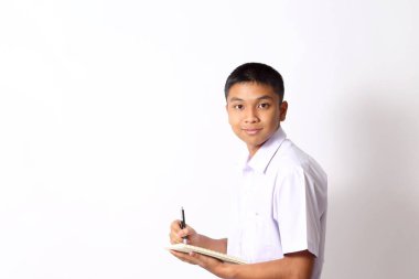 Beyaz arka plandaki genç Taylandlı öğrenci..