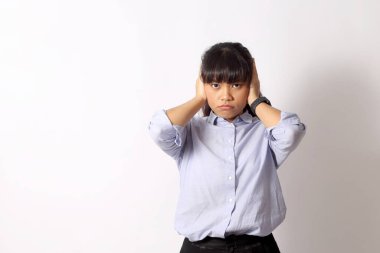 Beyaz arka planda poz veren Asyalı kadın..