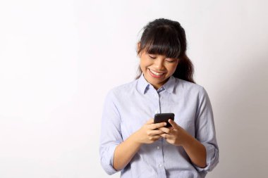 Beyaz arka planda poz veren Asyalı kadın..