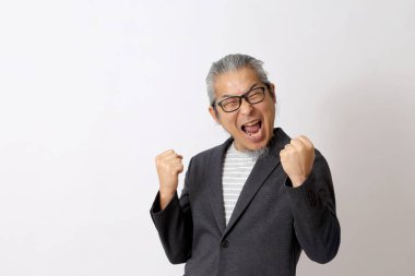 Asyalı adam beyaz arka planda duygularını ifade ediyor..