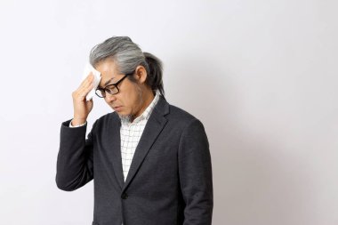 Beyaz arka planda duran Asyalı adam..