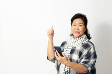 Beyaz arka plandaki yaşlı Asyalı kadın..