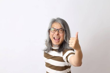 Beyaz arka planda duran kıdemli Asyalı adam..