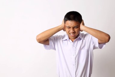 Beyaz arka plandaki genç Taylandlı öğrenci..