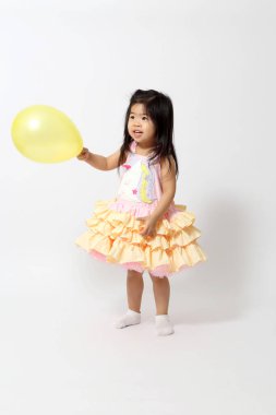 Beyaz arka plandaki küçük Asyalı kız..