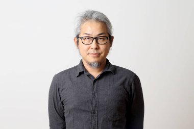 Beyaz arka plandaki yetişkin Asyalı adam..