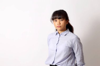 Beyaz arka planda poz veren Asyalı kadın..