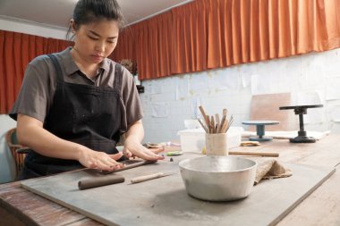 Asyalı kadın el işi tasarlıyor..