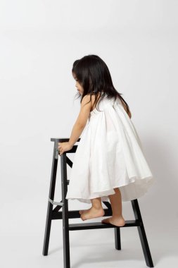 Beyaz arka plandaki küçük Asyalı kız..