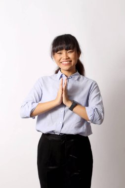 Beyaz arka planda poz veren Asyalı kadın..