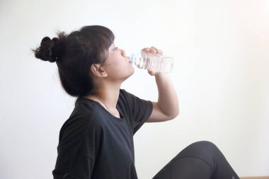 Evde çalışan Asyalı kadın..