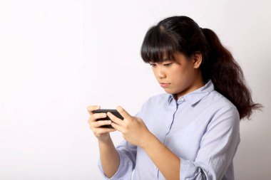 Beyaz arka planda poz veren Asyalı kadın..