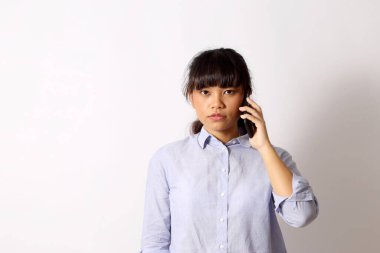 Beyaz arka planda poz veren Asyalı kadın..