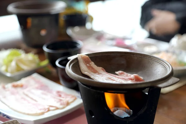 Japonská Grilovaná Slanina Podávaná Čerstvou Ingrediencí — Stock fotografie