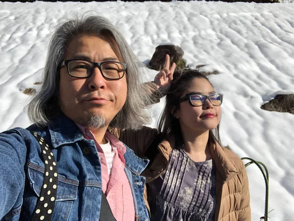 Asijský Pár Brát Selfie Zimní Sezóně — Stock fotografie