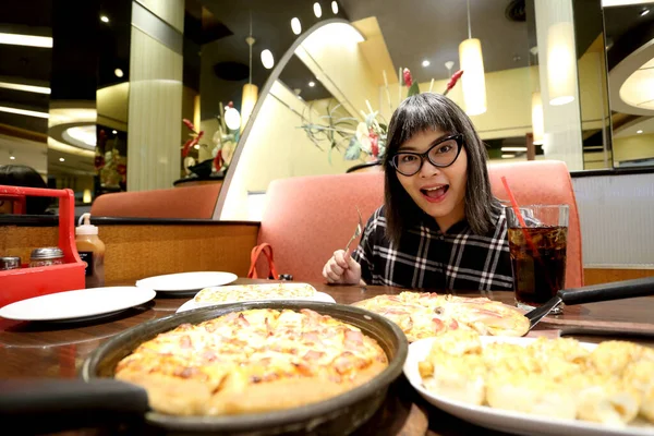 Een Aziatische Vrouw Met Fastfood — Stockfoto