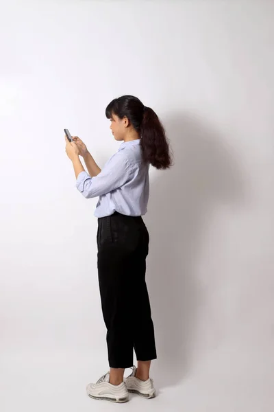 Mujer Asiática Posando Sobre Fondo Blanco — Foto de Stock