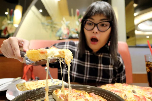 Fast Food Yapan Asyalı Bir Kadın — Stok fotoğraf