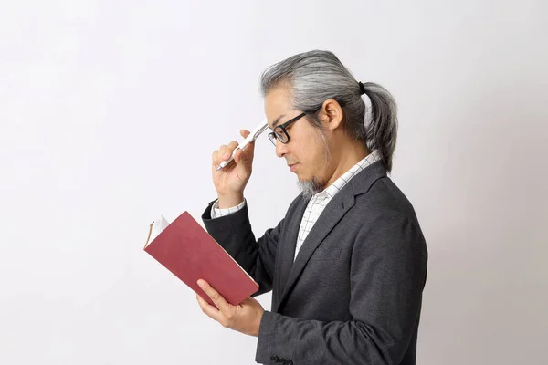 Hombre Asiático Sosteniendo Cuaderno Sobre Fondo Blanco —  Fotos de Stock