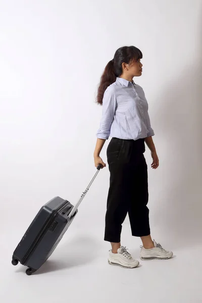 Mujer Asiática Posando Sobre Fondo Blanco — Foto de Stock