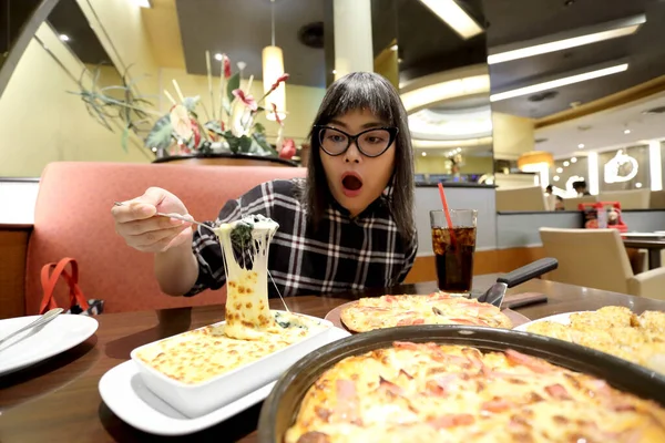 Een Aziatische Vrouw Met Fastfood — Stockfoto