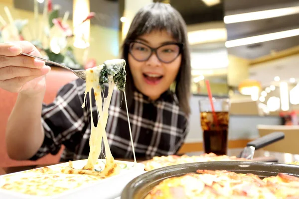 Asian Woman Fastfood — Stock Photo, Image