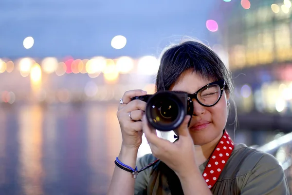 Mujer Asiática Tomando Las Fotos Noche —  Fotos de Stock