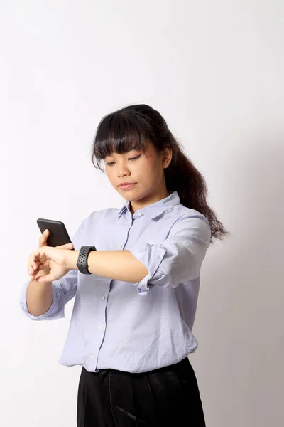 Mujer Asiática Posando Sobre Fondo Blanco —  Fotos de Stock