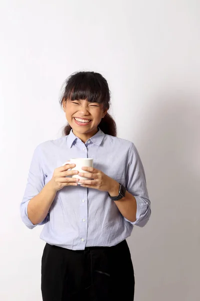 Mujer Asiática Posando Sobre Fondo Blanco — Foto de Stock