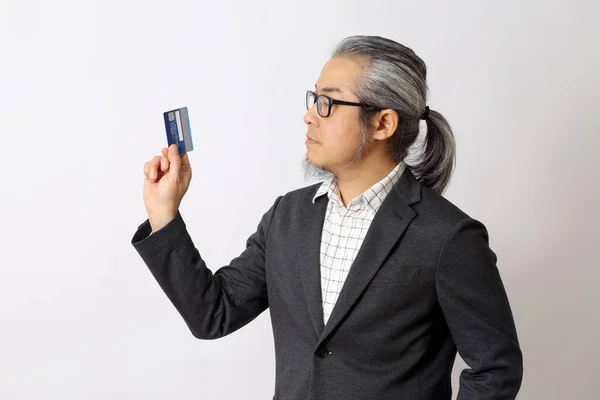 Homme Asiatique Tenant Carte Crédit Sur Fond Blanc — Photo