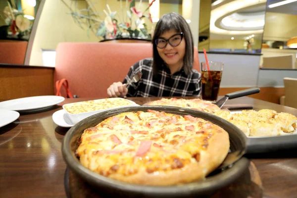 Asian Woman Fastfood — Stock Photo, Image